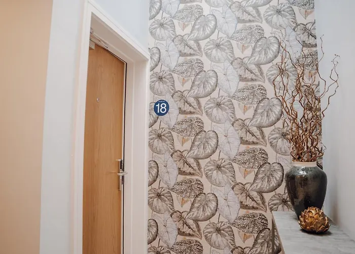 Shoreline Apartment *