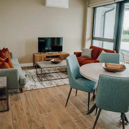 Shoreline Apartment *