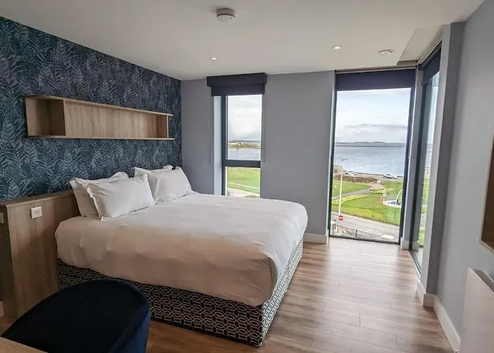 Shoreline Apartment *