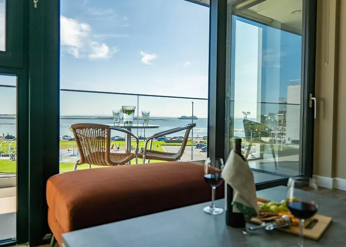 Shoreline Apartment *