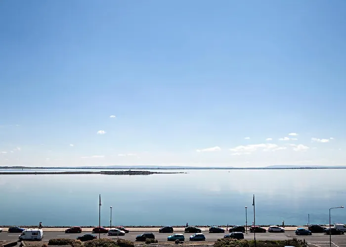 Shoreline Apartment *