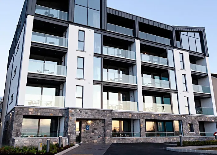 Shoreline Apartment *